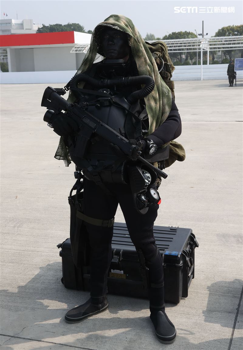 陸戰隊M96突擊艇及M109新式特種作戰突擊艇實施水域作戰。（記者邱榮吉/攝影）