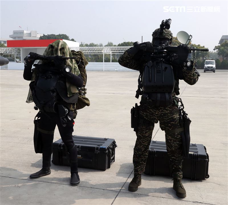 陸戰隊M96突擊艇及M109新式特種作戰突擊艇實施水域作戰。（記者邱榮吉/攝影）