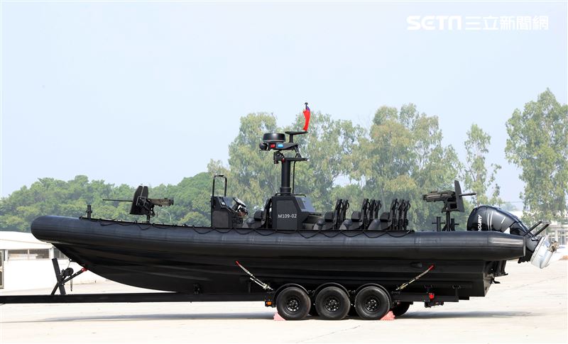 陸戰隊M96突擊艇及M109新式特種作戰突擊艇實施水域作戰。（記者邱榮吉/攝影）