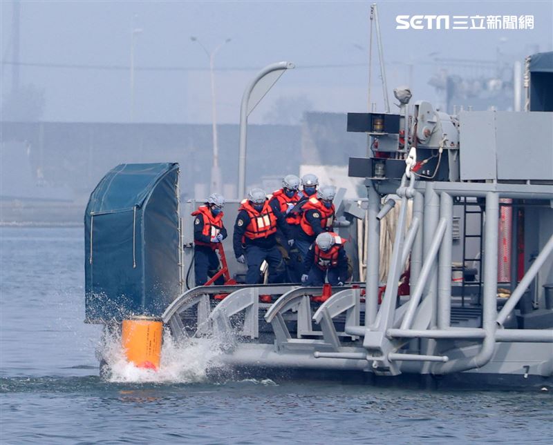 海軍春節加強戰備實施難船浮揚、防禦性布雷、水雷偵測、空中觀雷、水雷爆破及反特攻作戰等操演。（記者邱榮吉/攝影）
