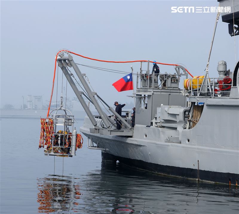 海軍春節加強戰備實施難船浮揚、防禦性布雷、水雷偵測、空中觀雷、水雷爆破及反特攻作戰等操演。（記者邱榮吉/攝影）