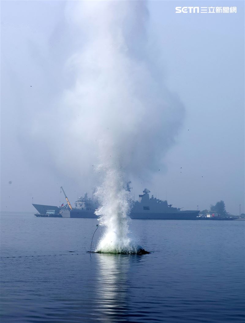 海軍春節加強戰備實施難船浮揚、防禦性布雷、水雷偵測、空中觀雷、水雷爆破及反特攻作戰等操演。（記者邱榮吉/攝影）