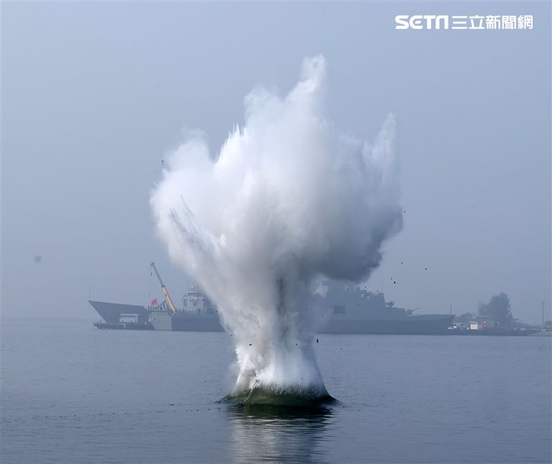 海軍春節加強戰備實施難船浮揚、防禦性布雷、水雷偵測、空中觀雷、水雷爆破及反特攻作戰等操演。（記者邱榮吉/攝影）