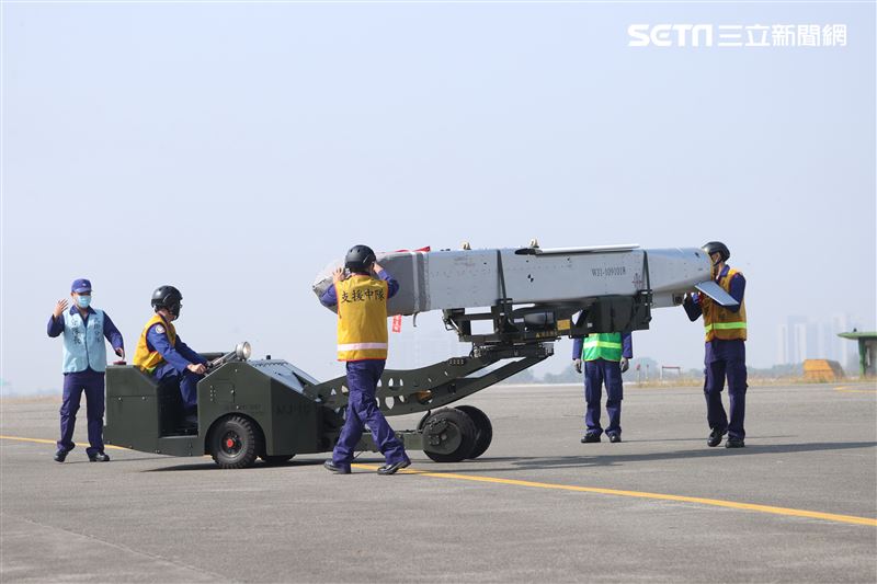 空軍IDF戰機實施萬劍彈潛力裝掛。（記者邱榮吉/攝影）