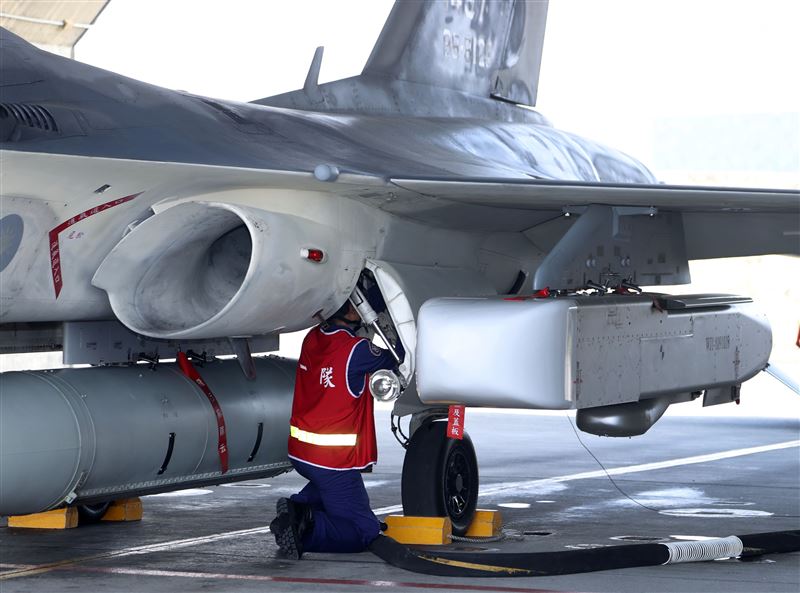 空軍IDF戰機實施萬劍彈潛力裝掛。（記者邱榮吉/攝影）