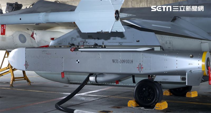 空軍IDF戰機實施萬劍彈潛力裝掛。（記者邱榮吉/攝影）