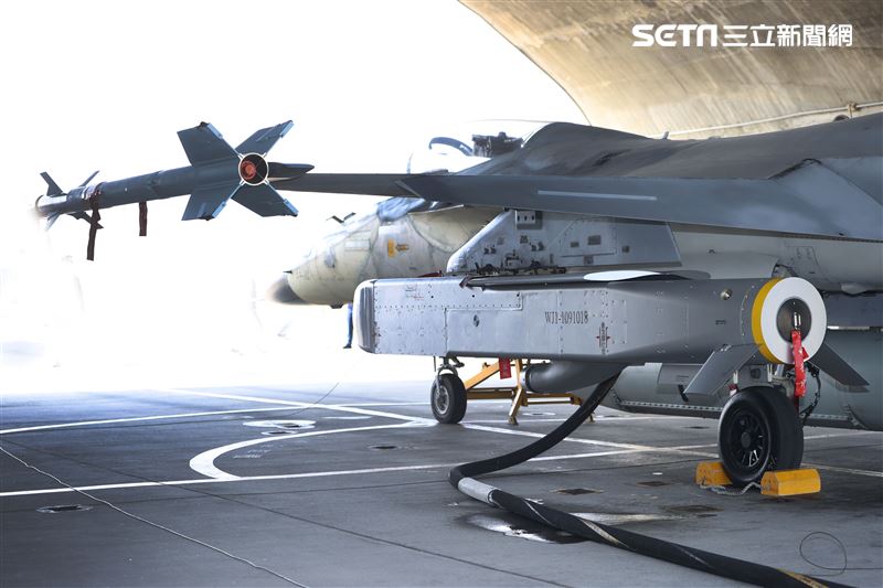 空軍IDF戰機實施萬劍彈潛力裝掛。（記者邱榮吉/攝影）