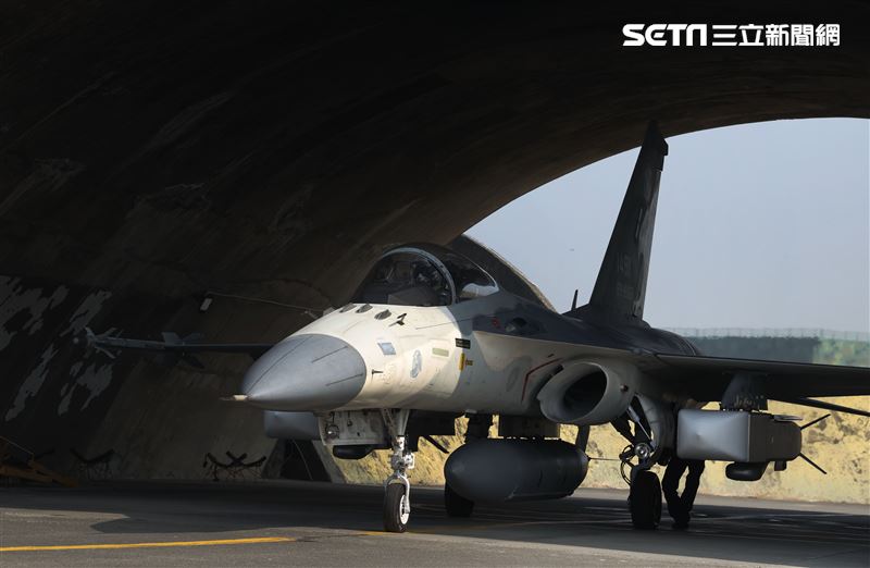 空軍IDF戰機實施萬劍彈潛力裝掛。（記者邱榮吉/攝影）
