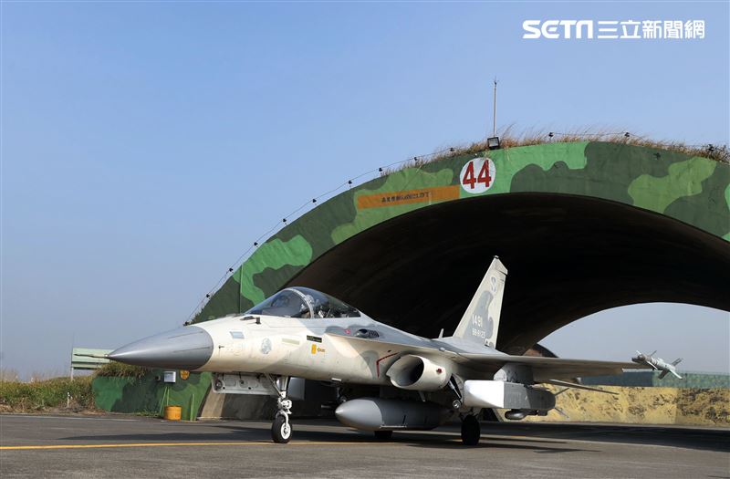 空軍IDF戰機實施萬劍彈潛力裝掛。（記者邱榮吉/攝影）