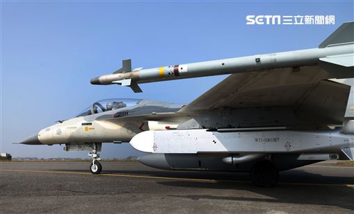 空軍IDF戰機實施萬劍彈潛力裝掛。（記者邱榮吉/攝影）