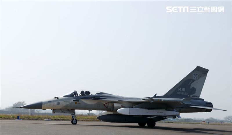 空軍IDF戰機實施萬劍彈潛力裝掛。（記者邱榮吉/攝影）