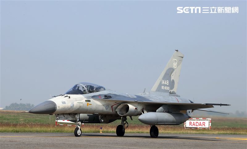 空軍IDF戰機實施萬劍彈潛力裝掛。（記者邱榮吉/攝影）