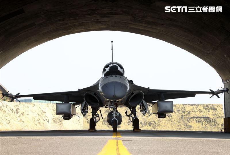 空軍IDF戰機實施萬劍彈潛力裝掛。（記者邱榮吉/攝影）