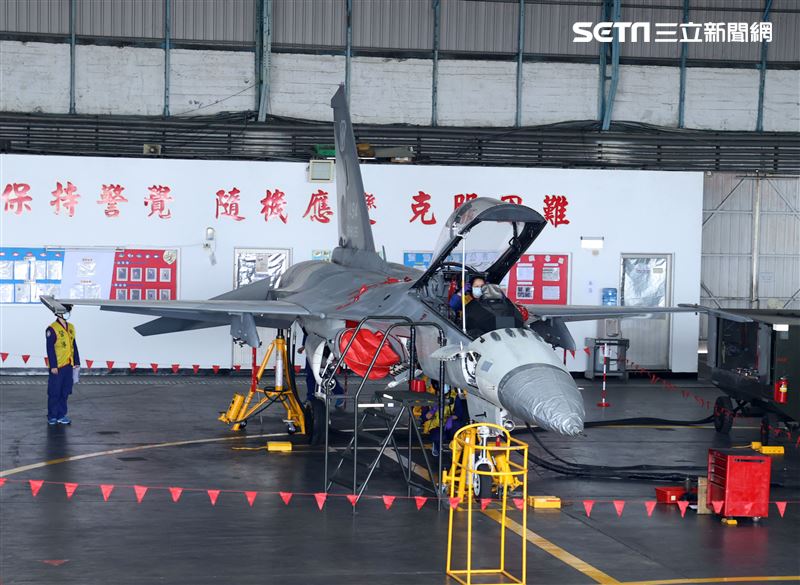 一個機棚同時十架IDF戰機進行維保作業。（記者邱榮吉/攝影）