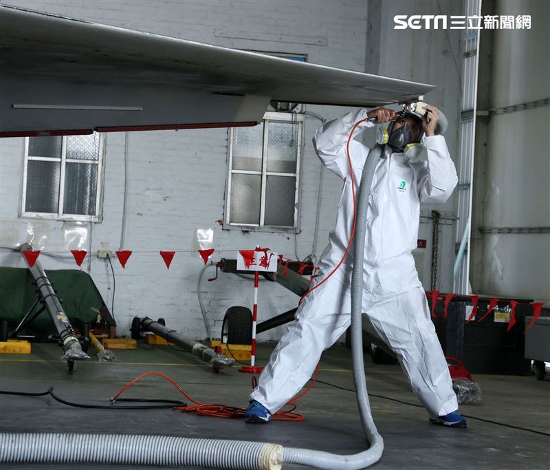 一個機棚同時十架IDF戰機進行維保作業。（記者邱榮吉/攝影）