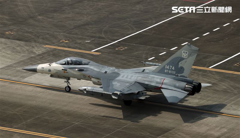 一個機棚同時十架IDF戰機進行維保作業。（記者邱榮吉/攝影）