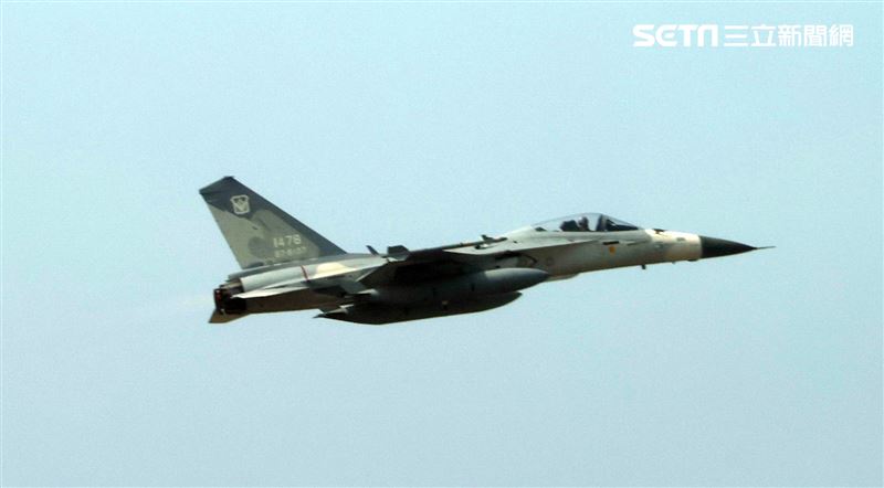 空軍IDF戰機春節加強戰備，模擬戰時緊急雙跑到同時起降。（記者邱榮吉/攝影）