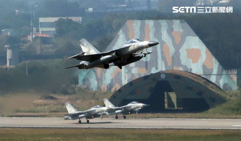 空軍IDF戰機春節加強戰備，模擬戰時緊急雙跑到同時起降。（記者邱榮吉/攝影）