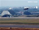 空軍IDF戰機春節加強戰備，模擬戰時緊急雙跑到同時起降。（記者邱榮吉/攝影）