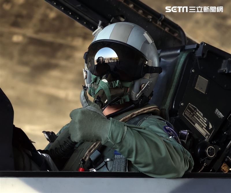 飛官戰前提示緊急起飛。（記者邱榮吉/攝影）