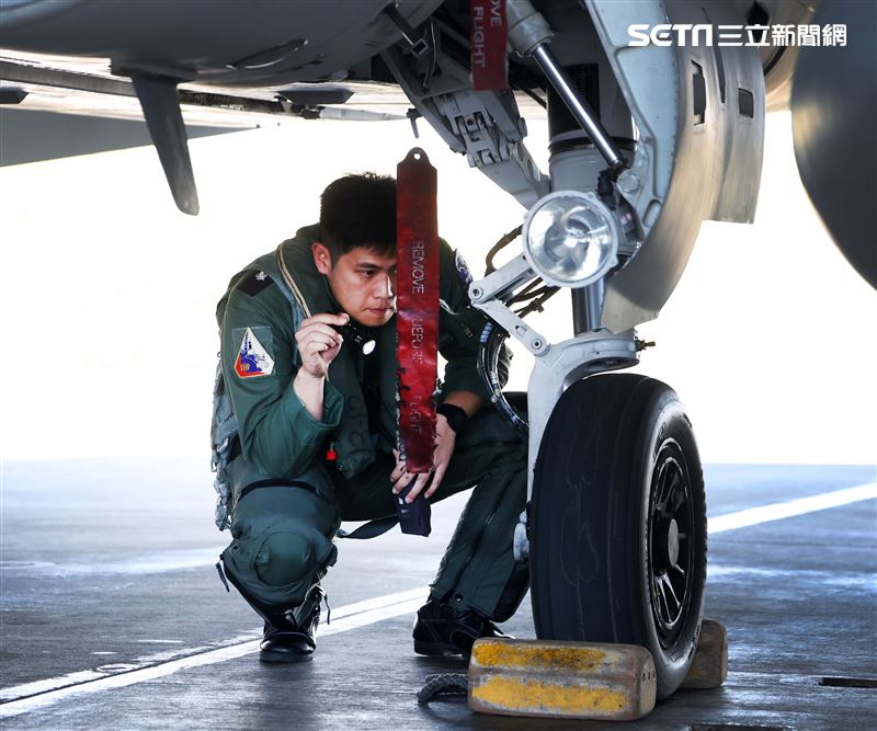 飛官戰前提示緊急起飛。（記者邱榮吉/攝影）