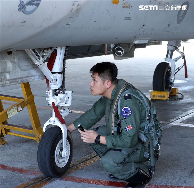 飛官戰前提示緊急起飛。（記者邱榮吉/攝影）