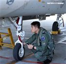 飛官戰前提示緊急起飛。（記者邱榮吉/攝影）