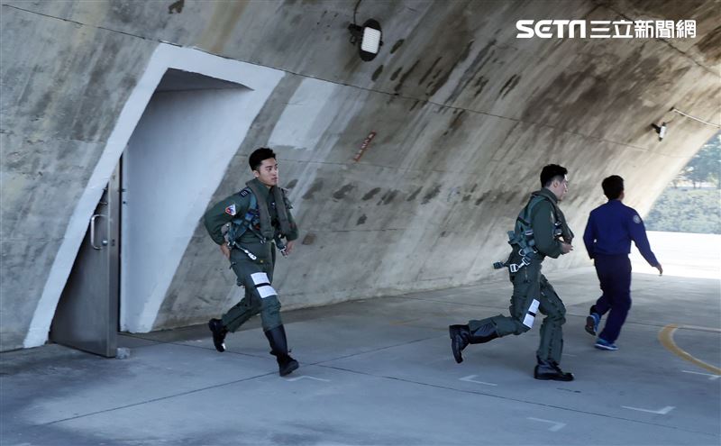 飛官戰前提示緊急起飛。（記者邱榮吉/攝影）