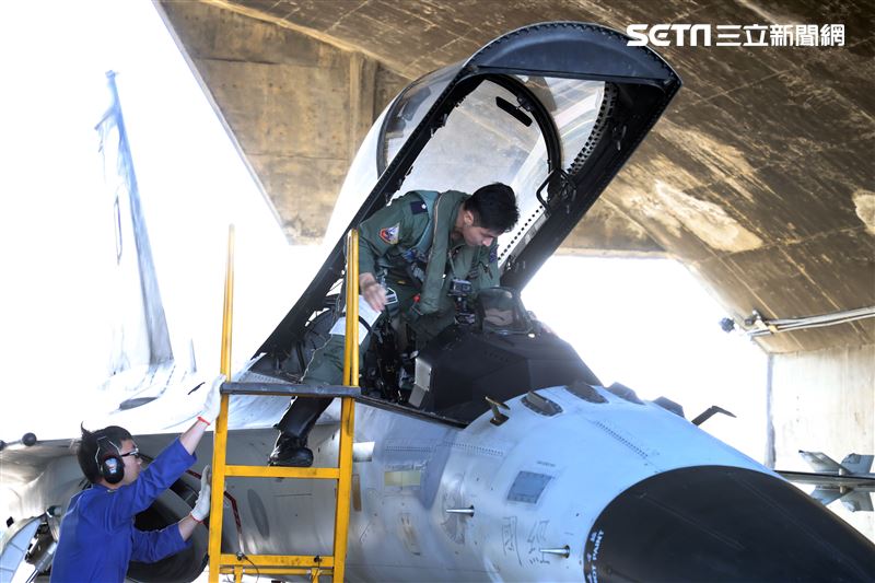 飛官戰前提示緊急起飛。（記者邱榮吉/攝影）