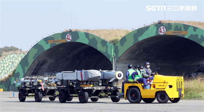 空軍IDF戰機實施萬劍彈潛力裝掛。（記者邱榮吉/攝影）