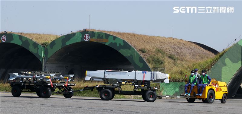 空軍IDF戰機實施萬劍彈潛力裝掛。（記者邱榮吉/攝影）