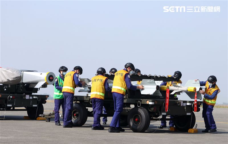 空軍IDF戰機實施萬劍彈潛力裝掛。（記者邱榮吉/攝影）
