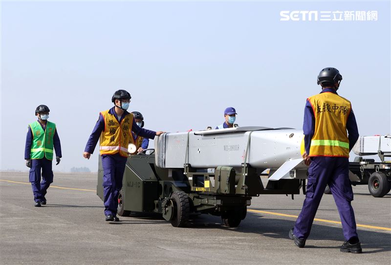 空軍IDF戰機實施萬劍彈潛力裝掛。（記者邱榮吉/攝影）
