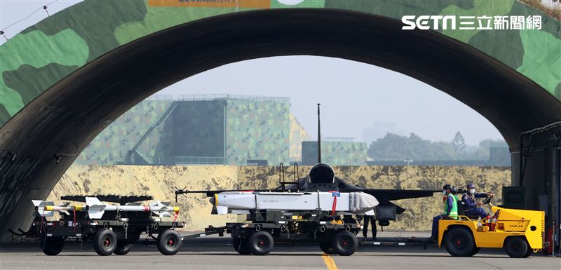 空軍IDF戰機實施萬劍彈潛力裝掛。（記者邱榮吉/攝影）