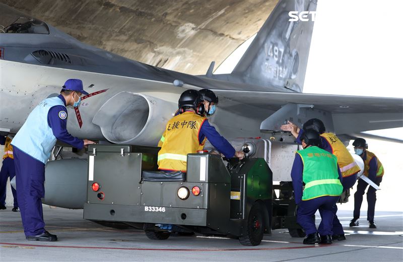 空軍IDF戰機實施萬劍彈潛力裝掛。（記者邱榮吉/攝影）