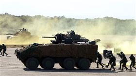 陸軍春節加強戰備，裝甲584旅戰砲排以CM22 120公厘迫擊砲車，實施攻擊前準備射擊，掩護主力CM11戰車、CM32、CM33及CM34裝步戰鬥車發起攻擊。（圖／記者邱榮吉攝影）