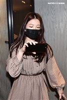 雞排妹被擋在門外，只能透過手機直播觀看記者會。（圖／記者楊澍攝影）