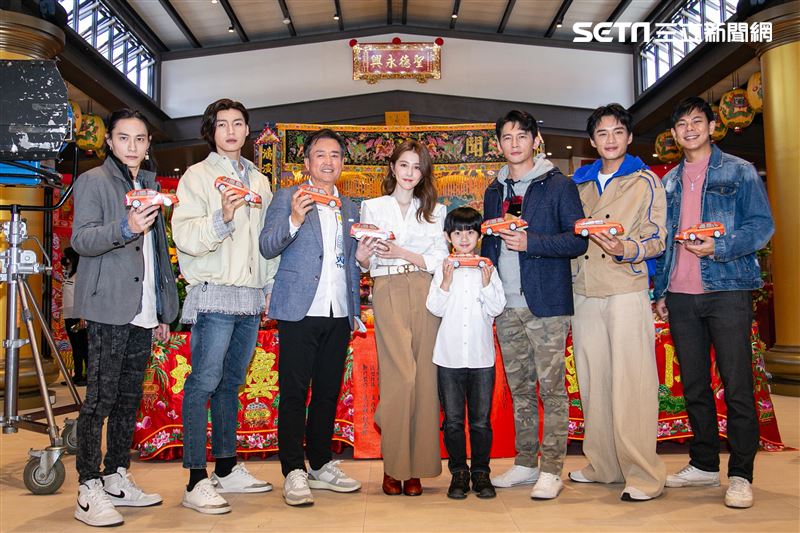 田士廣、劉育仁、檢場、邵雨薇、陳少卉、溫昇豪、陳澤耀、孫綻出席《衝吧！周大隆》開鏡記者會。（圖／記者楊澍攝影）