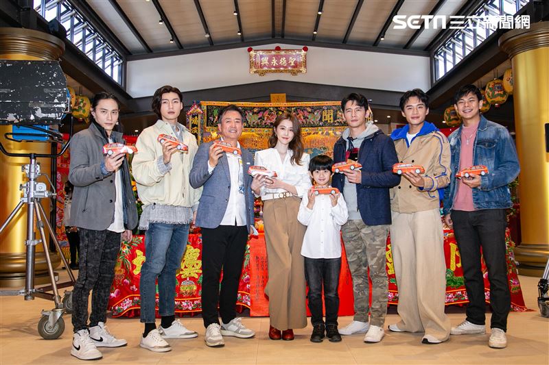 田士廣、劉育仁、檢場、邵雨薇、陳少卉、溫昇豪、陳澤耀、孫綻出席《衝吧！周大隆》開鏡記者會。（圖／記者楊澍攝影）