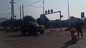 ▲特警隊出動反恐小組將狂牛當場擊斃。（圖／南安市特警隊微信）