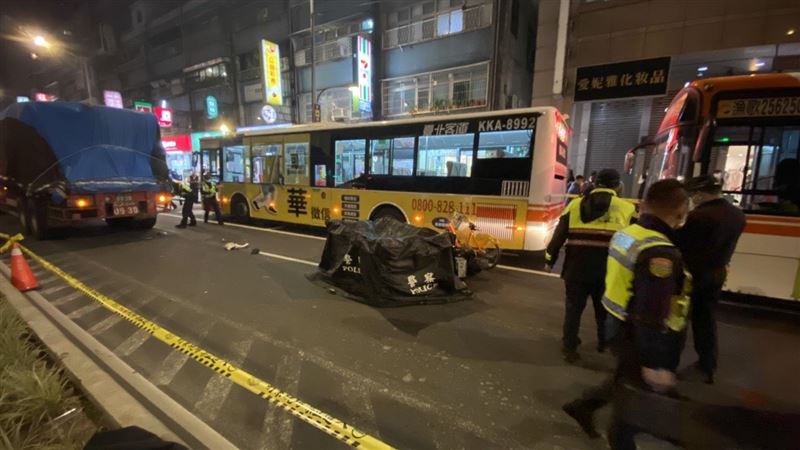 騎士「兩顆星」擦撞倒地遭拖板車輾斃