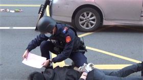 防搶不忘防疫　竹南警「封街」防搶演練（圖／翻攝畫面）