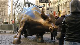 美股標普500再創新高　單週漲逾4%美股當地時間5日收紅，標準普爾500指數再創歷史新高，週線勁揚4.6%，創3個月來最佳表現。圖為華爾街銅牛。中央社記者尹俊傑紐約攝  110年2月6日