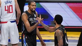 ▲「KD」杜蘭特（Kevin Durant）中途離場，籃網剩「2巨頭」打暴龍。（圖／美聯社／達志影像）