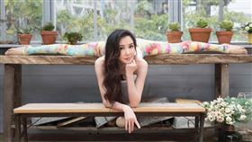 蕭薔《珍世感恩》年曆大秀高難度瑜珈。（圖／珍世美學慈善基金會提供）