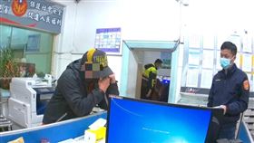 男列失蹤人口7年未返家　得知母親過世泣不成聲彰化員警執行巡邏勸務時，發現余男臉色異常發紅上前關心，詢問年籍資料後發現，余男被列為失蹤人口，且7年不曾回家。在員警勸說下，余男聯繫上弟弟，得知疼愛他的母親已因病過世，潸然淚下，泣不成聲。（翻攝照片）中央社記者吳哲豪傳真  110年2月6日