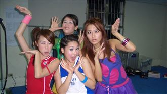 七朵花青澀嫩照曝　互揭女偶像真面目