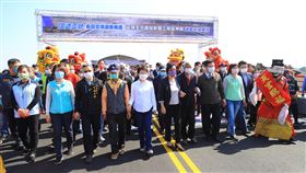 林佳龍盧秀燕出席溪尾二橋通車典禮「國道三號烏日交流道聯絡道延伸至芬園段新闢工程延伸段」溪尾二橋6日舉行通車典禮，交通部長林佳龍（前排右2）、台中市長盧秀燕（前排左5）、彰化縣長王惠美（前排左6）等人出席。中央社記者趙麗妍攝  110年2月6日