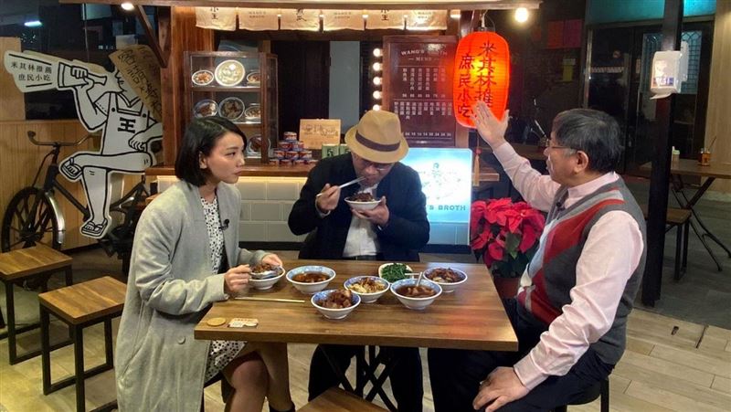 陪柯文哲吃飯被拍　網友曝光正妹身份