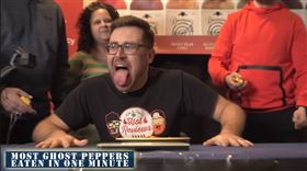 加拿大男子挑戰死神辣椒（圖／翻攝自Mike Jack Eats Heat! YouTube）